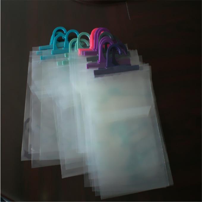 Logotipo de encargo que imprime la ropa de la ropa interior de la ropa de EVA que empaqueta el bolso plástico suave del gancho de la suspensión del pvc del botón transparente
