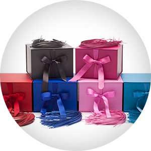 Cajas de regalo en rosa, rojo todo junto, negro y azul para los regalos de las damas de honor, los regalos de la hermandad de mujeres y las bodas