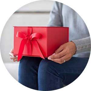 Caja de regalo roja grande con la tapa y cinta para los regalos del banquete de boda, los aniversarios y los regalos de la hermandad de mujeres