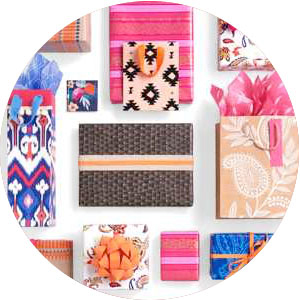 Bolsos coloridos del regalo con las cajas del papel seda y de regalo en rosa, azul, púrpura, melocotón, flores y rayas
