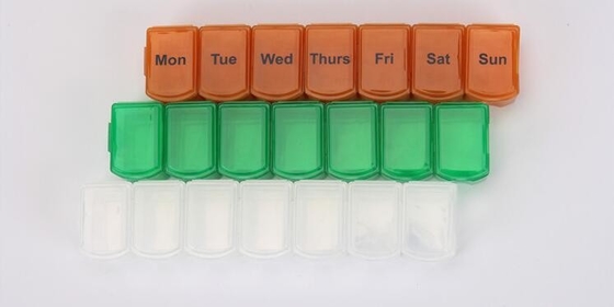 Un envase multifuncional de la píldora de la forma del gabinete de la semana 4 veces diarias, el Dr. plástico de los compartimientos de los envases 7 de la píldora del color al azar