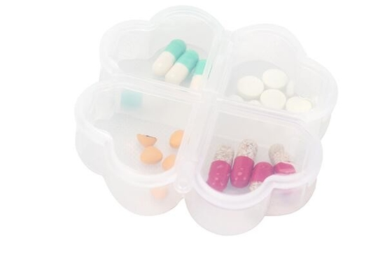 Taza plástica con la caja de la píldora, taza creativa del viaje plegable creativo portátil del estilo del viaje del color al azar con la caja de la píldora para