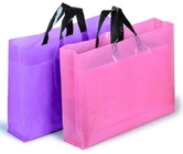 El regalo plástico grueso del PVC del empaquetado del paño, de los bolsos de la ropa, del rosa de la mercancía y de la púrpura empaqueta bolsos de compras al por menor de la ropa